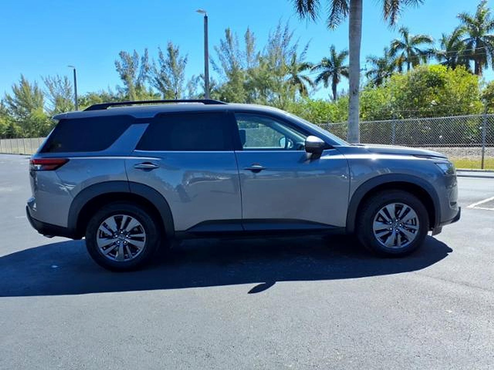 2024 Nissan Pathfinder SV