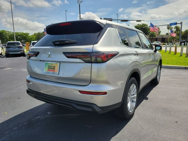 2026 Mitsubishi Outlander ES